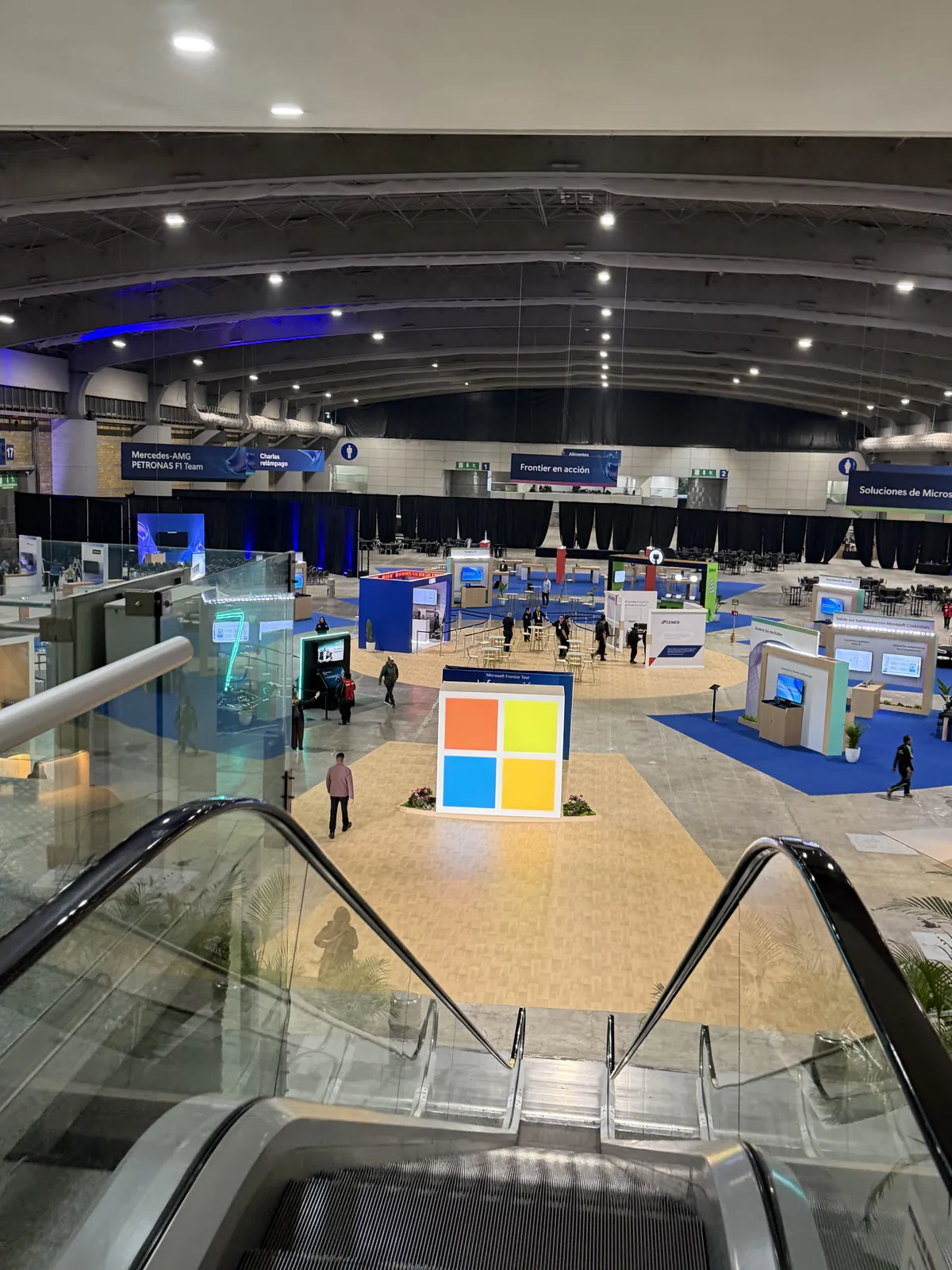 Vista del piso de exhibición del Microsoft Frontier Tour en Expo Santa Fe, con el logo de Microsoft al centro