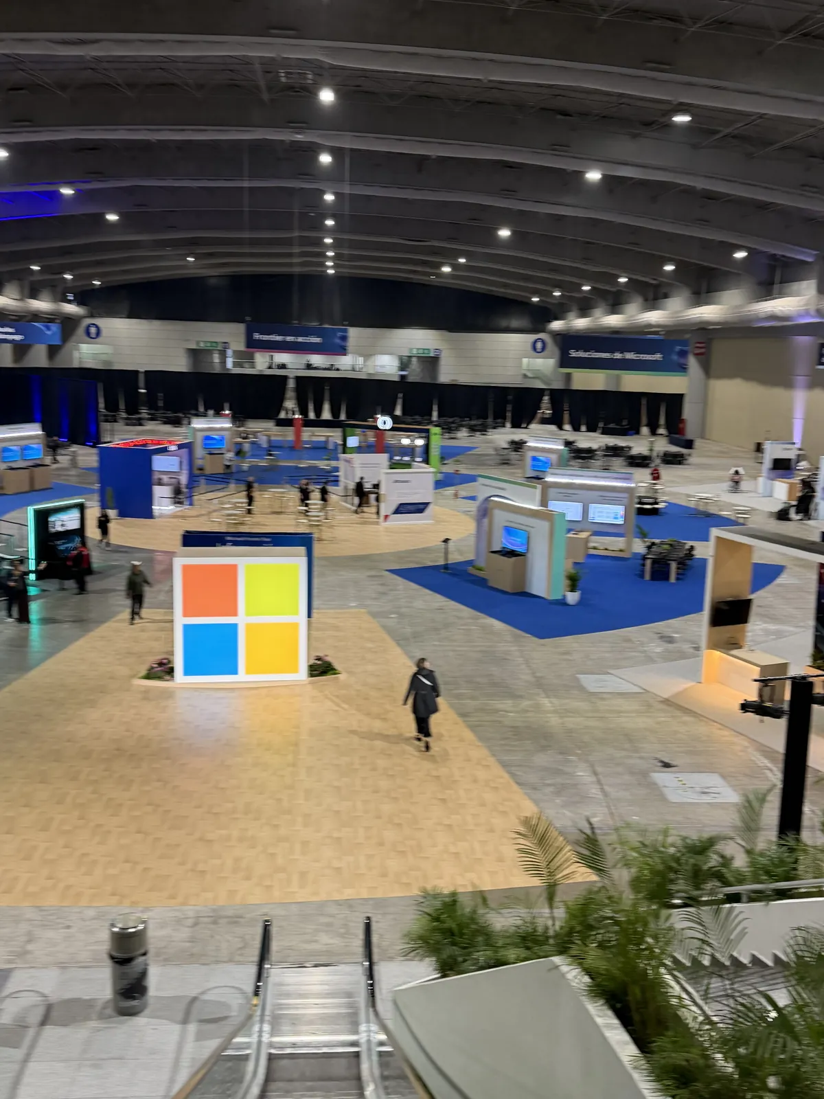 Pasillos del Microsoft Frontier Tour en Expo Santa Fe, con los stands de partners alrededor del logo de Microsoft