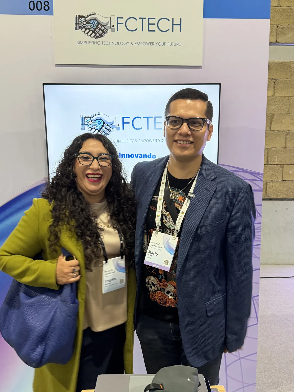 Integrantes de FCTECH en el stand 008