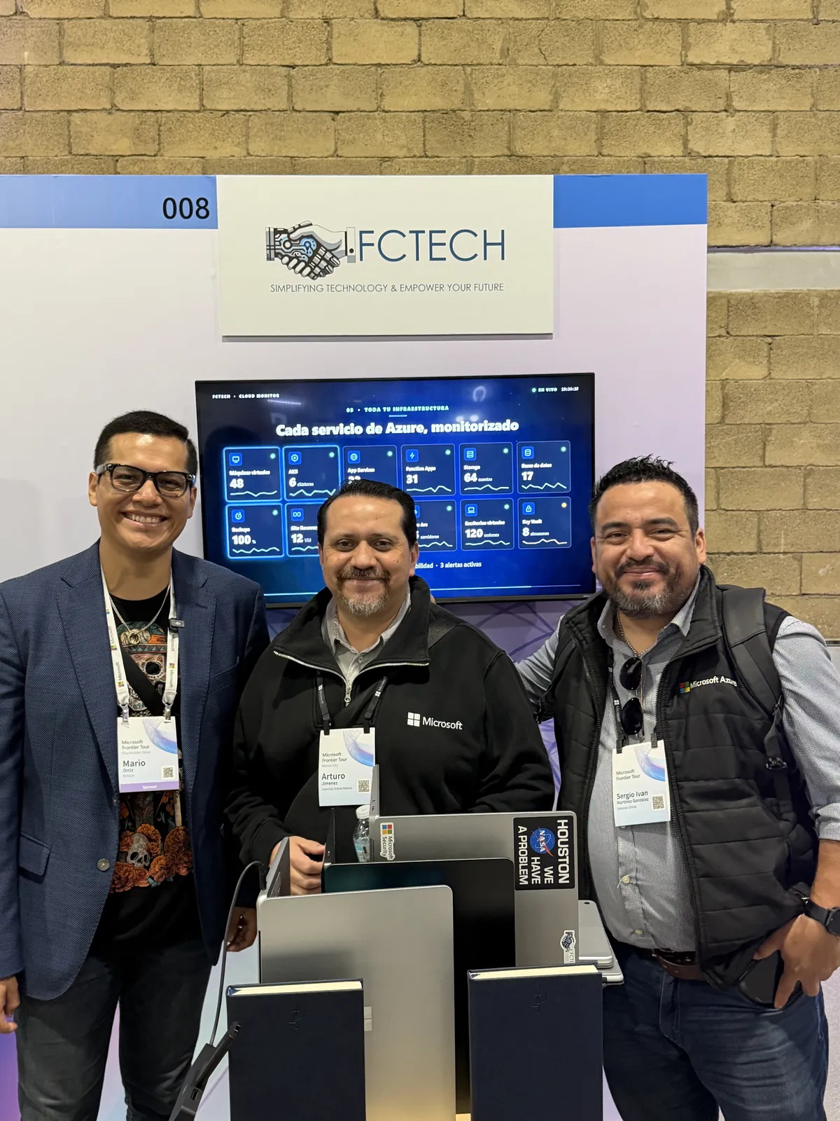 Equipo de FCTECH con invitados de Microsoft frente a un tablero de monitoreo de servicios de Azure