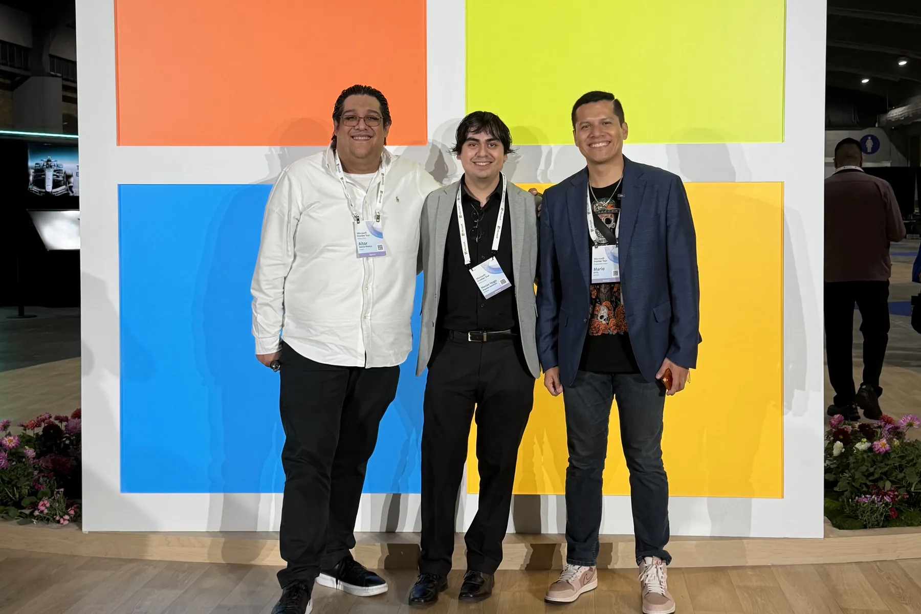 El equipo de FCTECH frente al logo de Microsoft en el Microsoft Frontier Tour Ciudad de México, en Expo Santa Fe