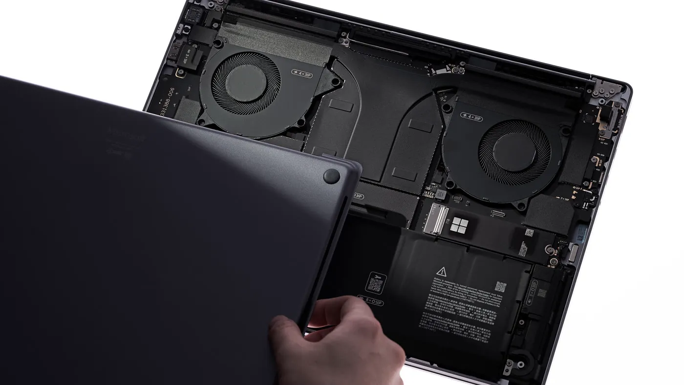 Microsoft Surface abierta mostrando sus componentes reemplazables